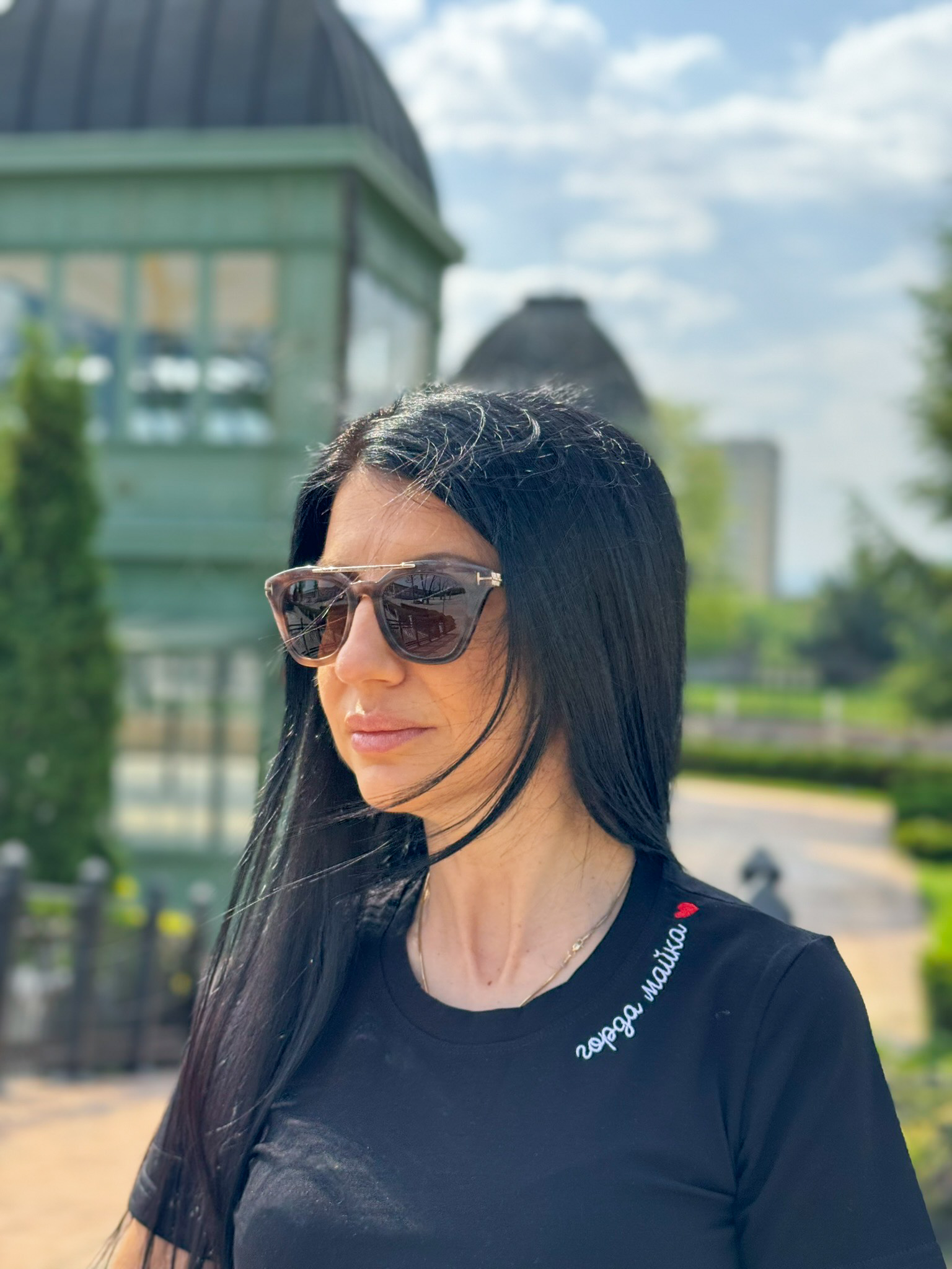 Тениска с бродерия "Горда майка" - черна - Image 2