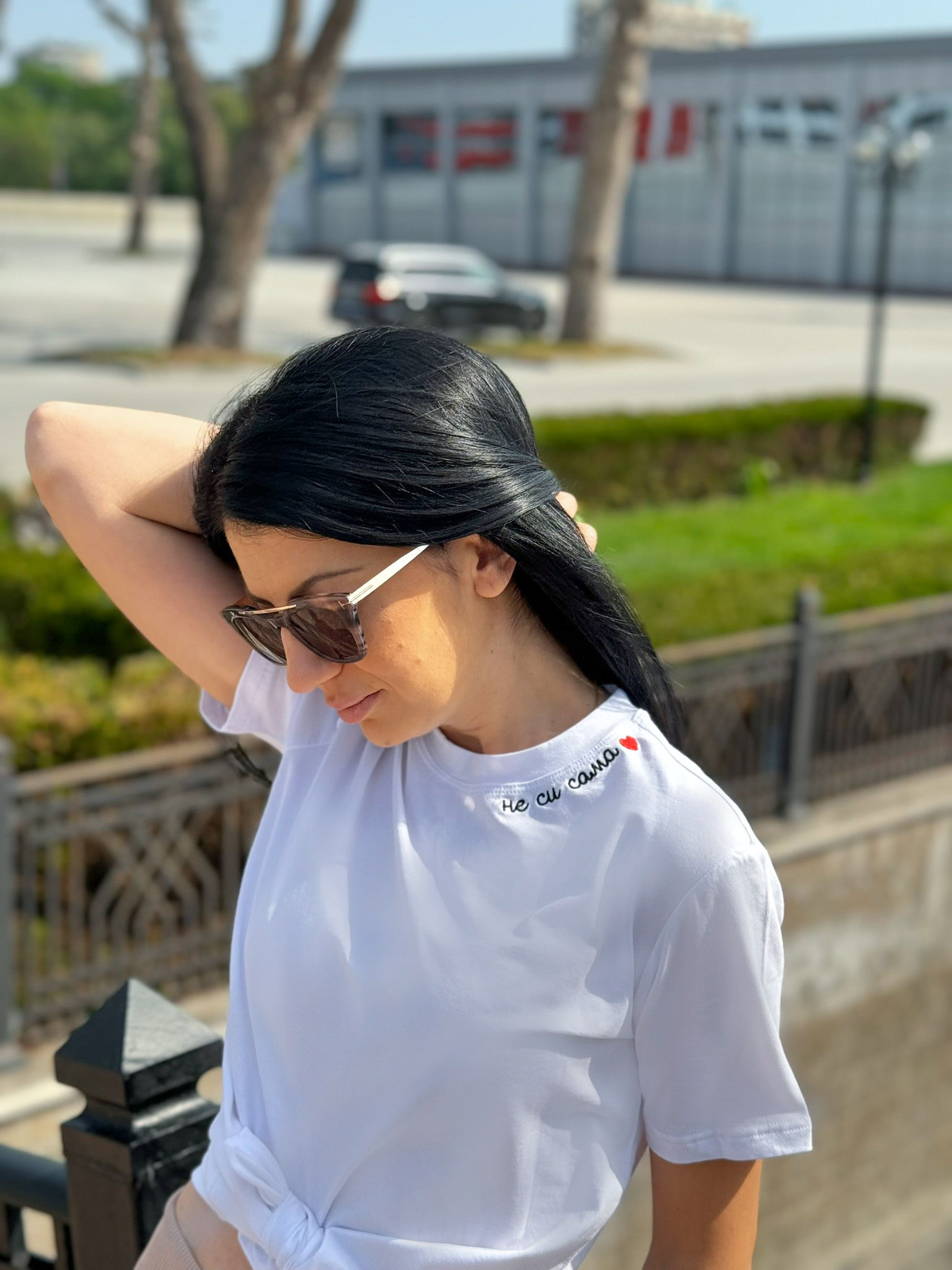 Тениска с бродерия "Не си сама" - Image 2