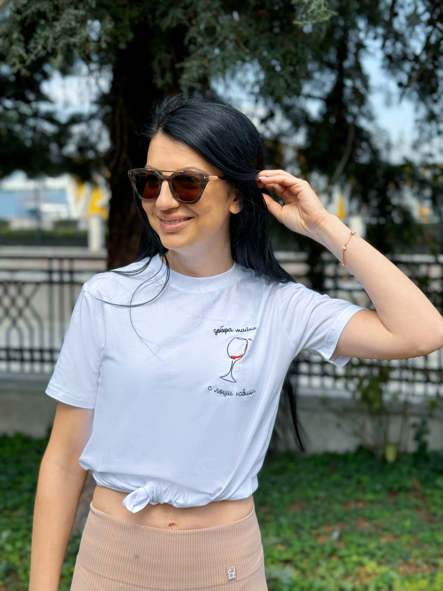 Тениска с бродерия "Добра майка с лоши навици" - Image 2