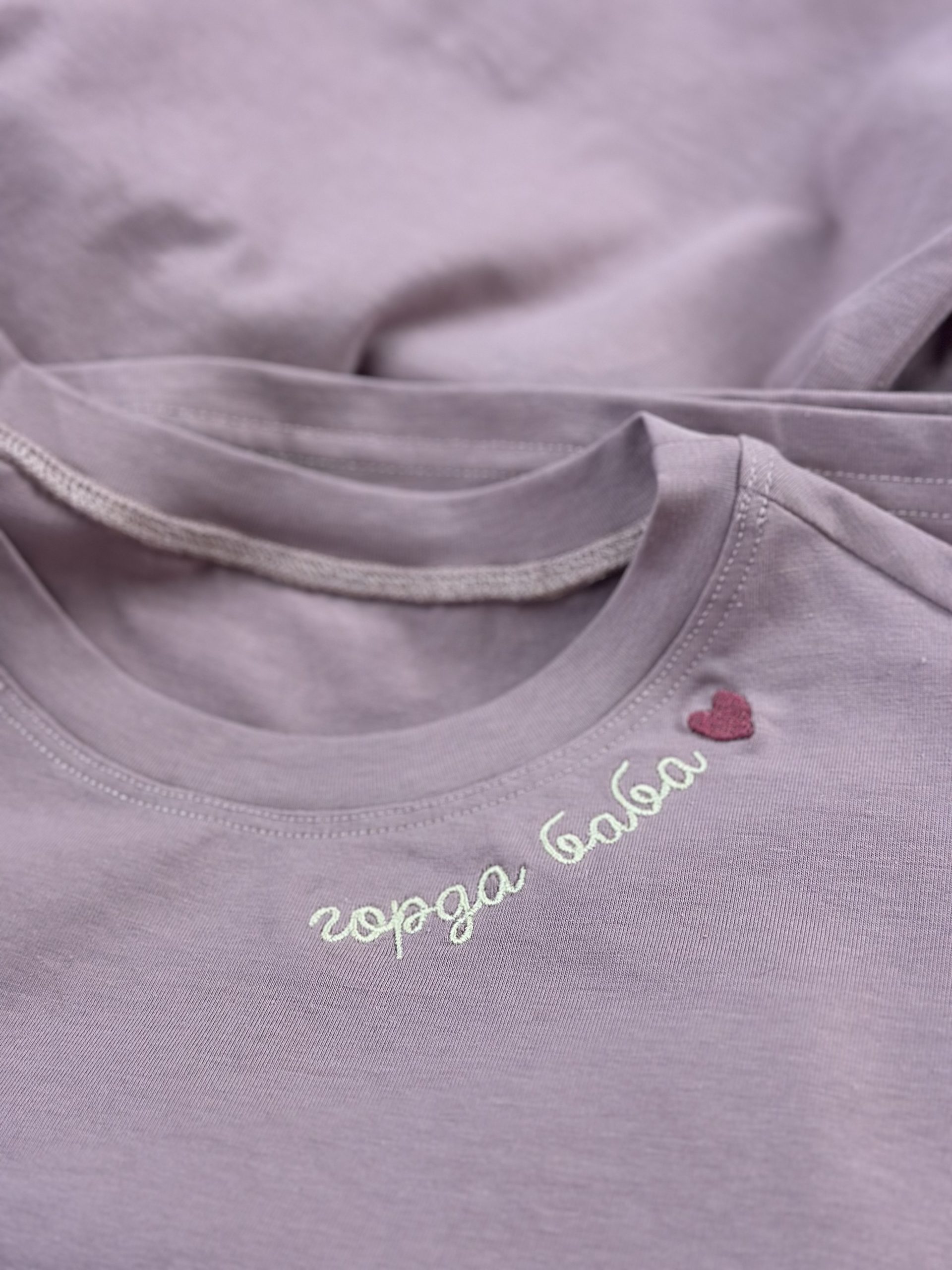 Тениска с бродерия "Горда баба" - лилава - Image 2